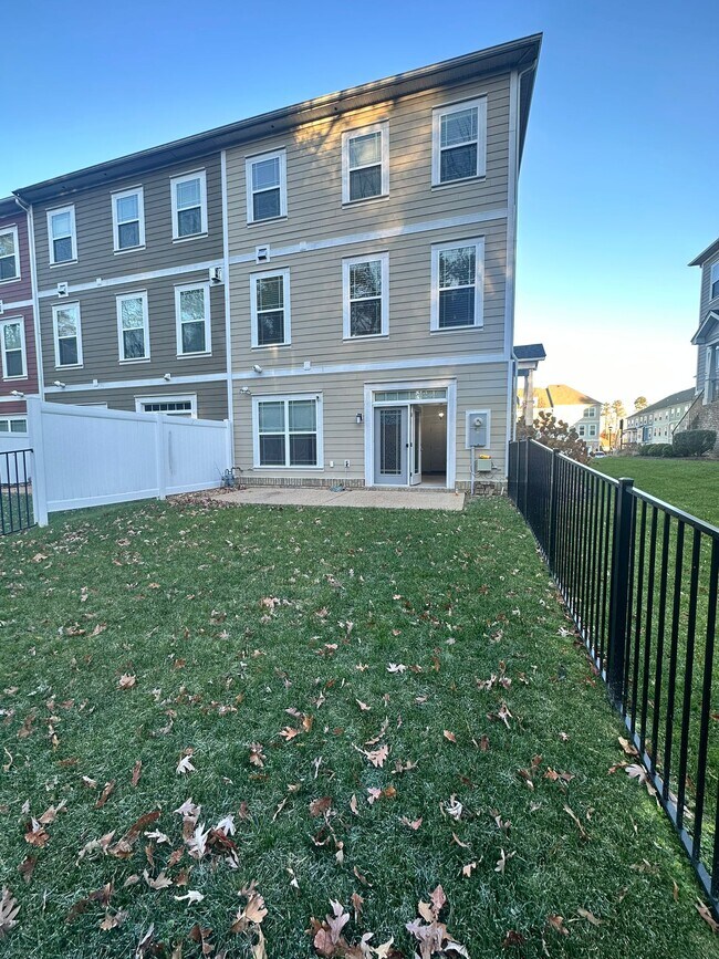Building Photo - 11419 Hayloft Ln