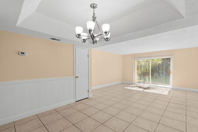 Building Photo - Town Home For Rent in Town 'n' Country!