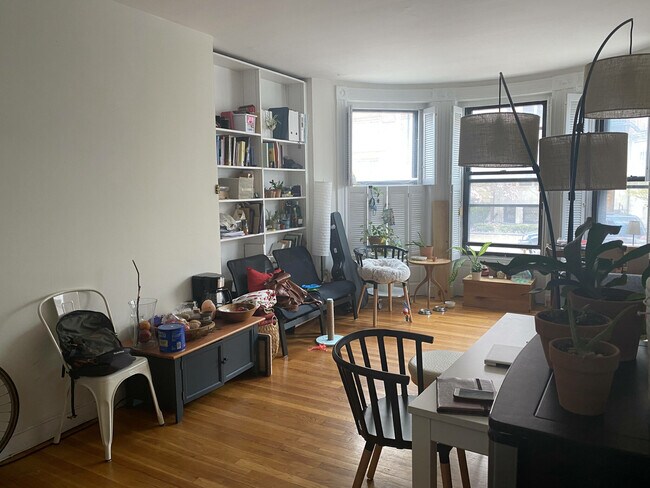 Building Photo - 529 Beacon St