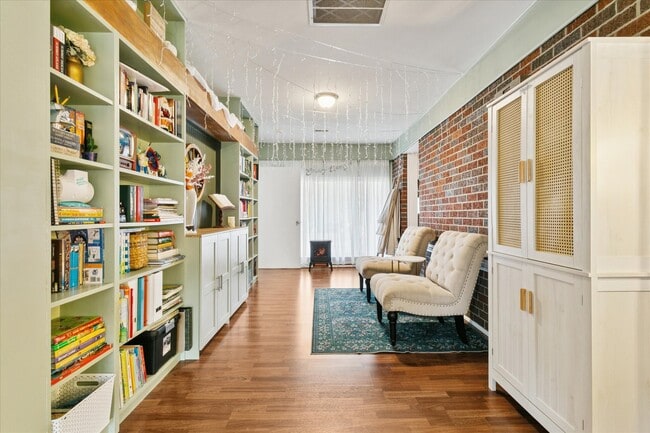 Building Photo - 18 S Greenfield Ave