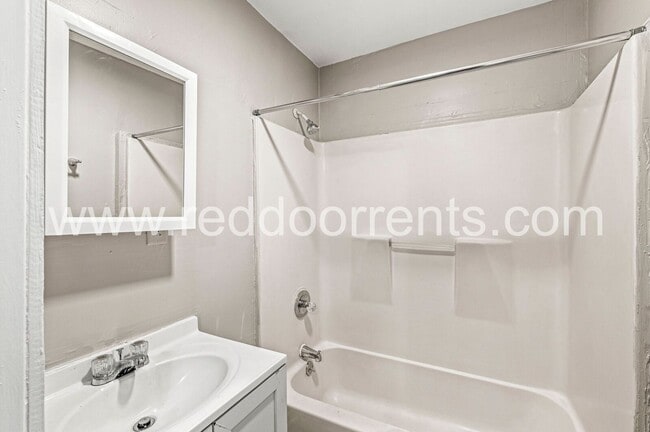 Building Photo - Affordable Comfort & Style Near Downtown I...
