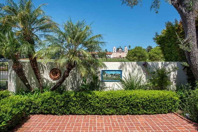 Building Photo - Iconic Upper East Setting with Front-Row Views of the Mission!
