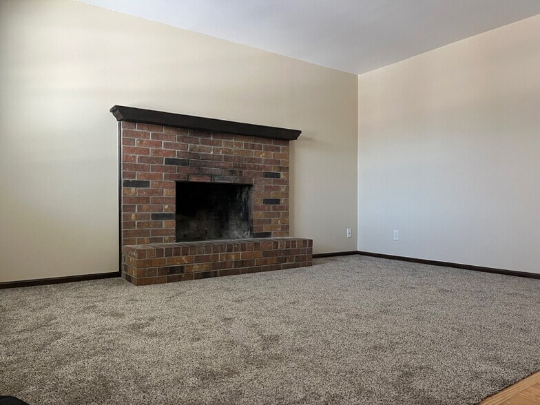 Building Photo - 8905 Haskins St