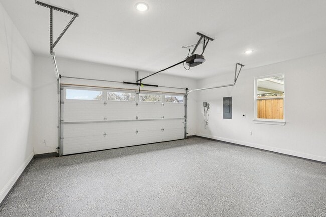 Building Photo - 1713 Highland Dr W