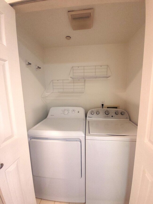 Building Photo - Bayview Townhouse Condo in Blaine with Gar...