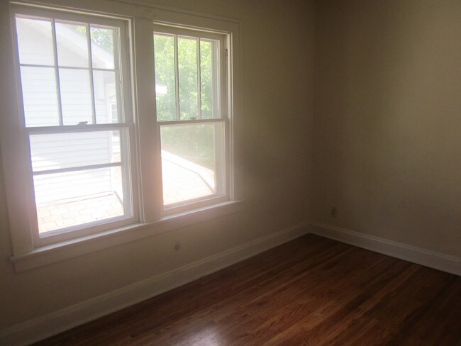 Building Photo - 2872 Indianola Ave