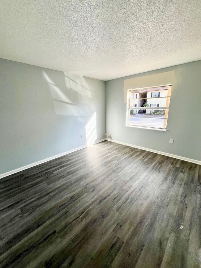 Building Photo - 927 N Iowa Ave