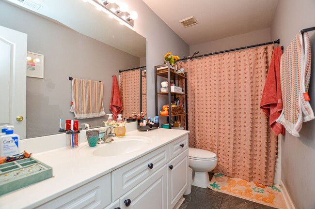 Building Photo - Charming Townhome in Great Huntersville Lo...