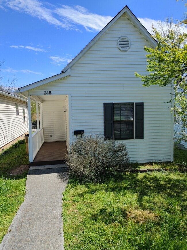 Building Photo - 316 E Emerald Ave