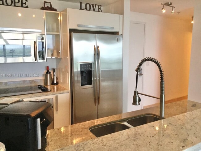 Building Photo - 601 NE 36th St