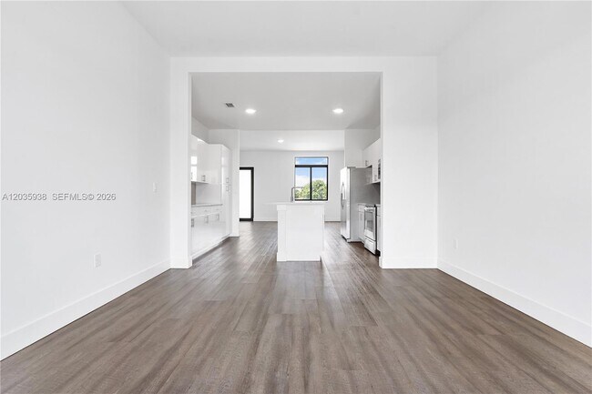 Building Photo - 440 E 16th St