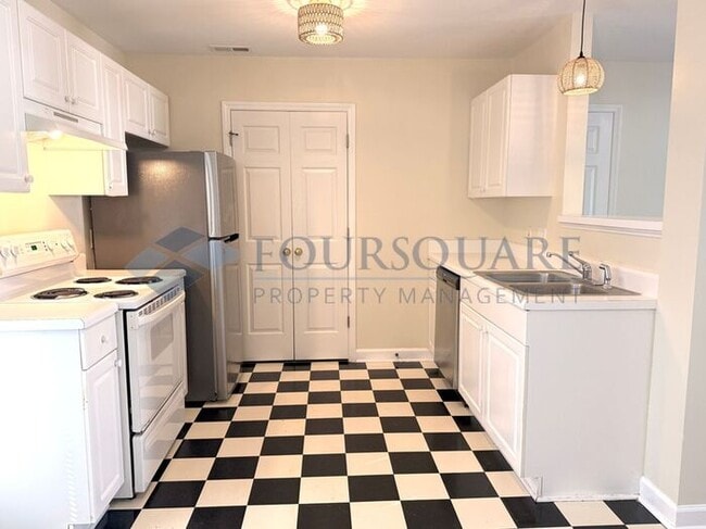 Building Photo - Inviting Townhome with En-Suite Secondary Bedroom, Back Patio & Community Pool – Raleigh Location