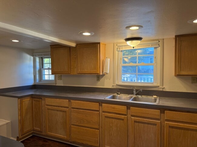 Building Photo - Charming 1 Bedroom Cottage with Bonus Room...