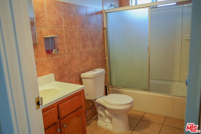 Building Photo - 1353 W 49th St