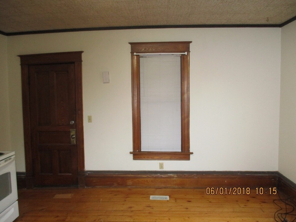 Living room - 510 9th St N