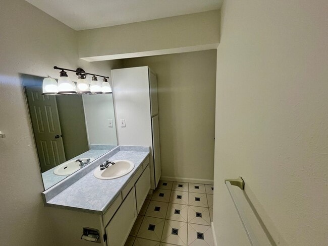 Building Photo - $500 Move in Special - 2nd Floor 1bed/1bath with Laundry and Parking!