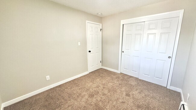 Building Photo - 2915 Straus Ln