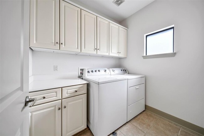 Building Photo - 5221 Eigel St