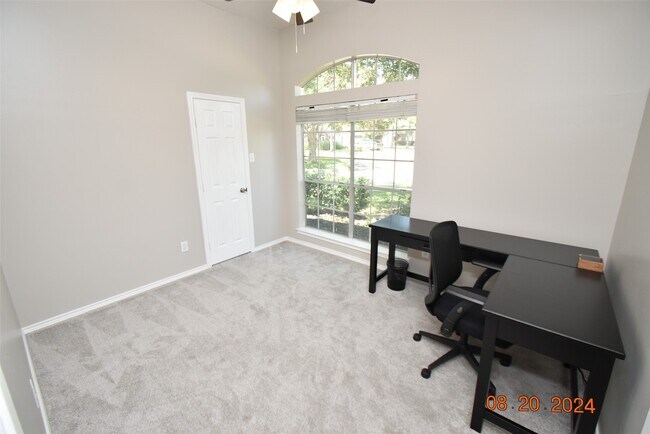 Building Photo - 3806 Vinecrest Dr