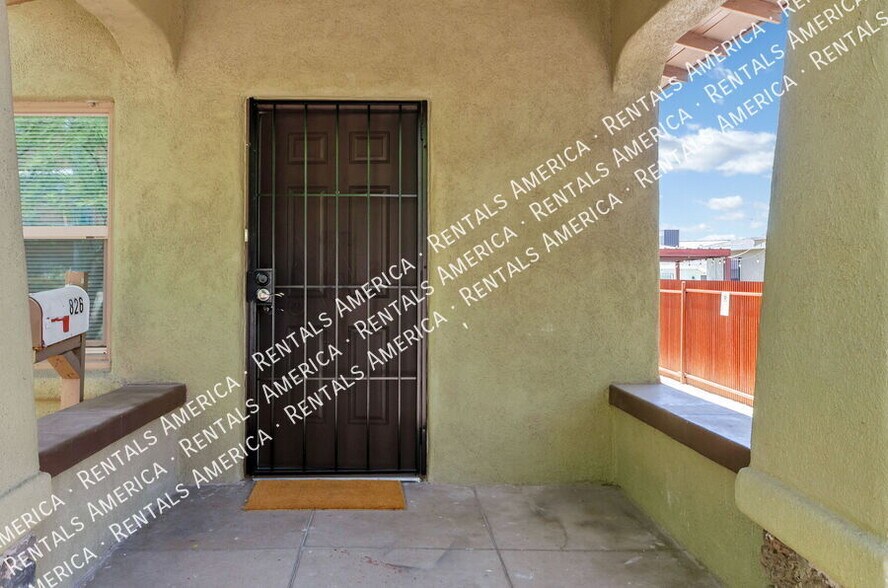 Building Photo - 826 E 6th St