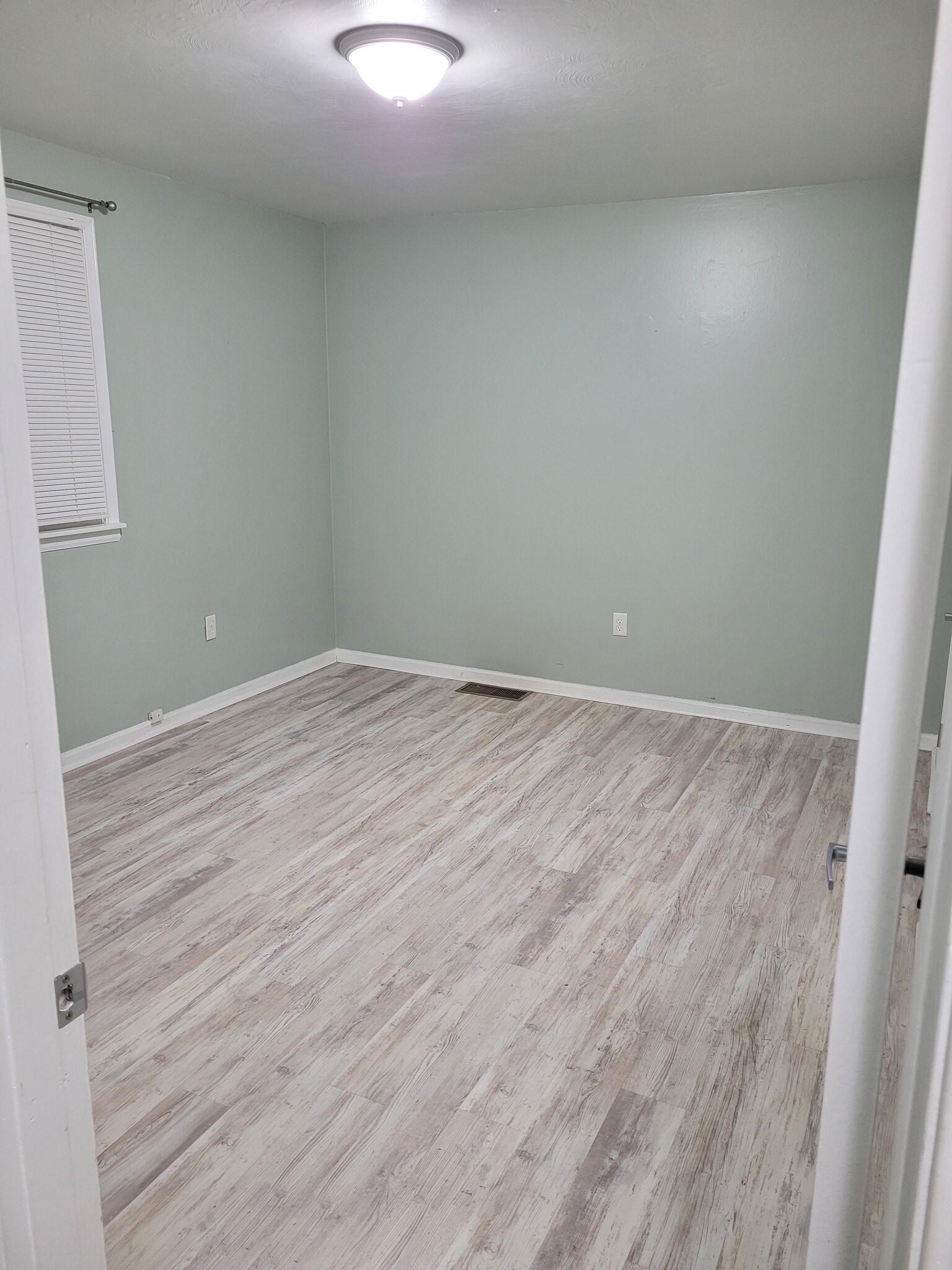 Building Photo - 209 W Green St