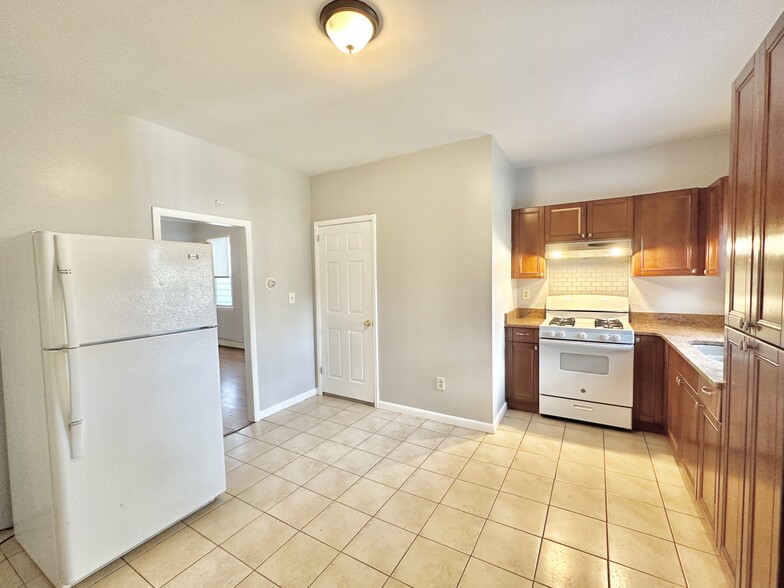 Building Photo - 335 Scott St