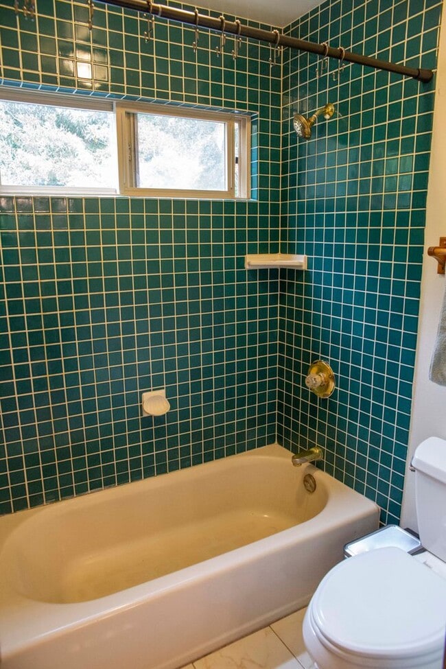 Building Photo - Spacious 4-Bedroom Retreat in Haiku with S...