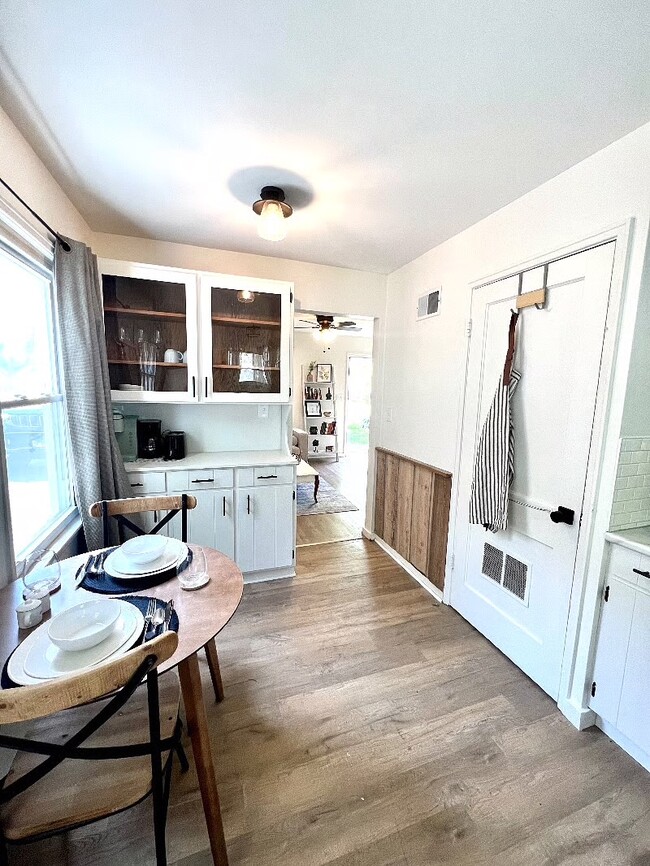 Building Photo - 913 E Gift Ave