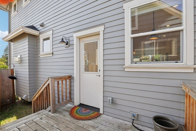 Building Photo - DESIRABLE CRESTON-KENILWORTH / CORNER LOT, LUXURY 4 BEDROOM, TWO EN-SUITES W/FULL BATHS