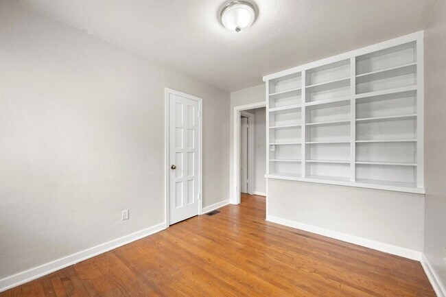 Building Photo - 208 E 7th St