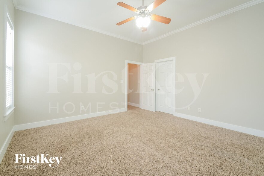 Building Photo - 4587 Clubview Dr