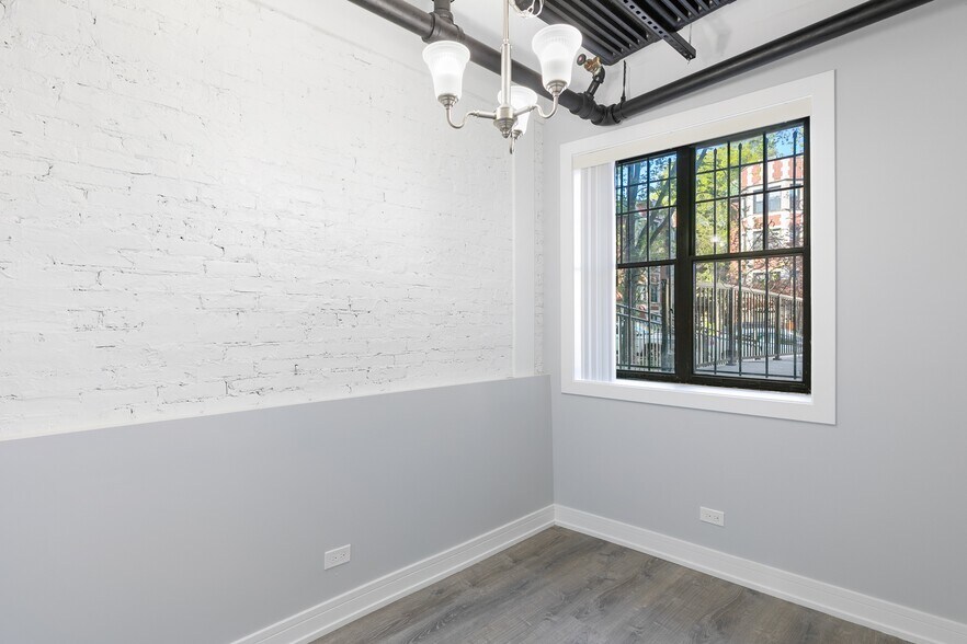 Building Photo - 7616 N Eastlake Ter