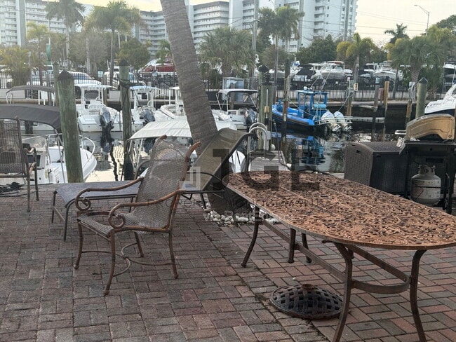 Building Photo - 861 SE 22nd Ave