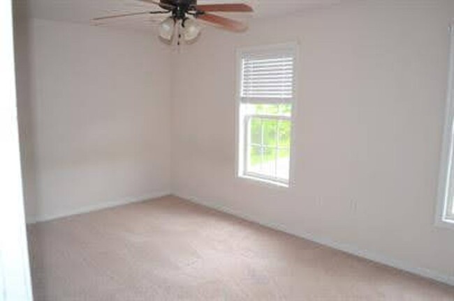 Building Photo - 4 Bedroom Townhome in Lynchburg