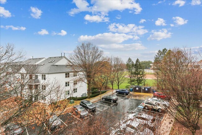 Building Photo - Great 3+2+ Loft in Germantown!