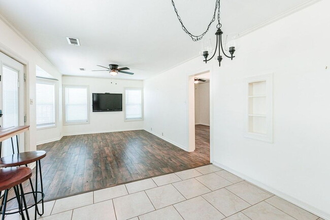Building Photo - Cute 2 Bedroom Close to Texas Tech