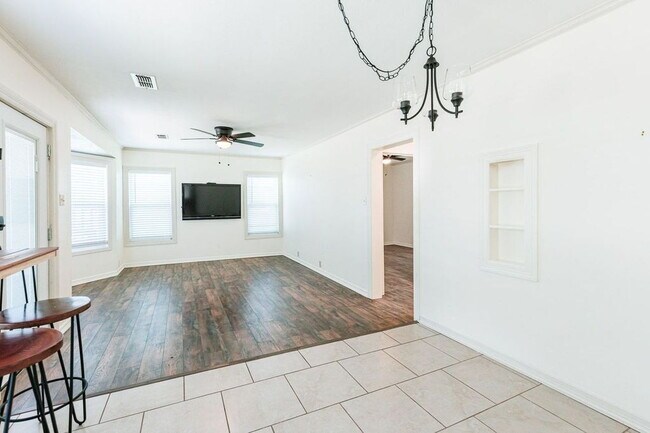 Building Photo - Move In Special!  2 Bedroom Close to Texas...