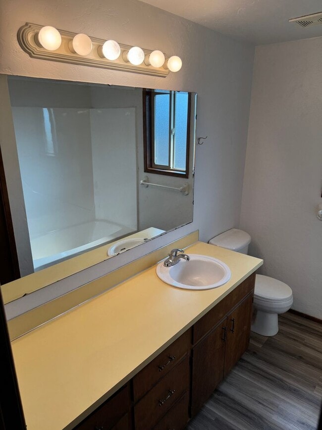 Building Photo - Updated 2 bed 1 bath duplex in Springfield!