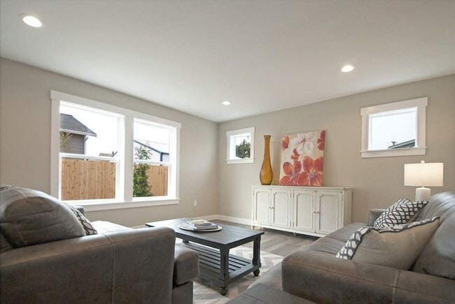 Building Photo - 3 Bed 2 Bath - Craftsman - Ideal Location - Fenced Backyard