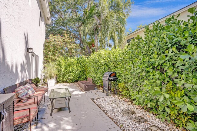 Building Photo - 9841 NW 9th Ct