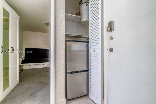Building Photo - 3140 S Ocean Dr