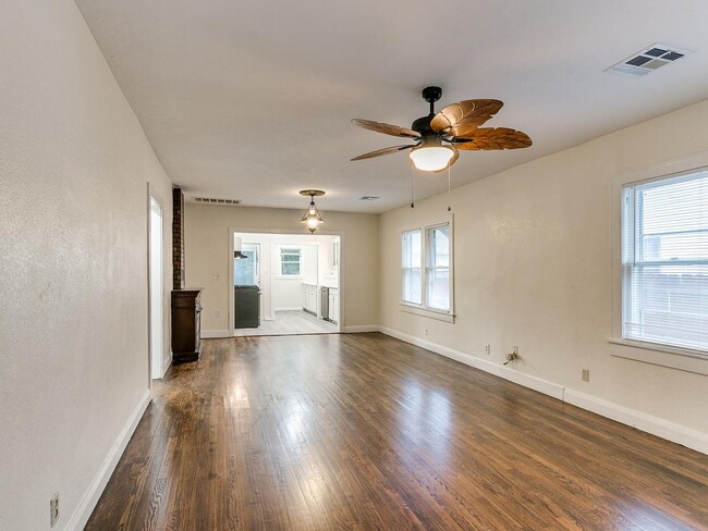 Building Photo - 3 Bedroom 1 Bath home in Shawnee!