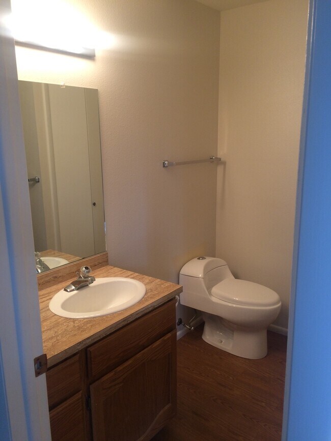 Building Photo - Very Nice 1 bed 2 bath with community pool.