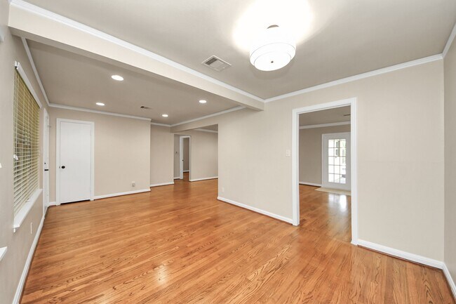 Building Photo - 2215 Gardenia Dr