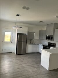 Building Photo - 312 W Campeche Ave