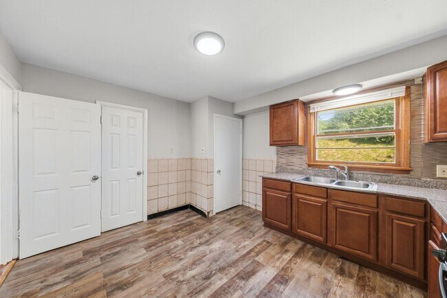 Building Photo - 8515 Jenny Dr