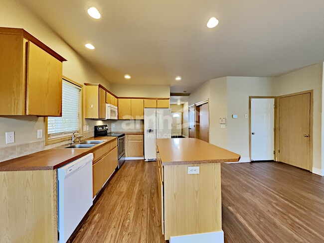 Building Photo - 2609 NE 105th Ct