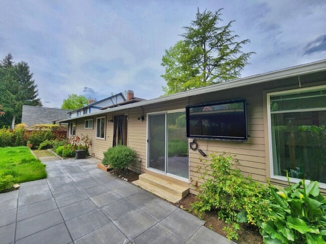 Building Photo - Beautiful 4 Bed 1.75 Bath Home Near Microsoft