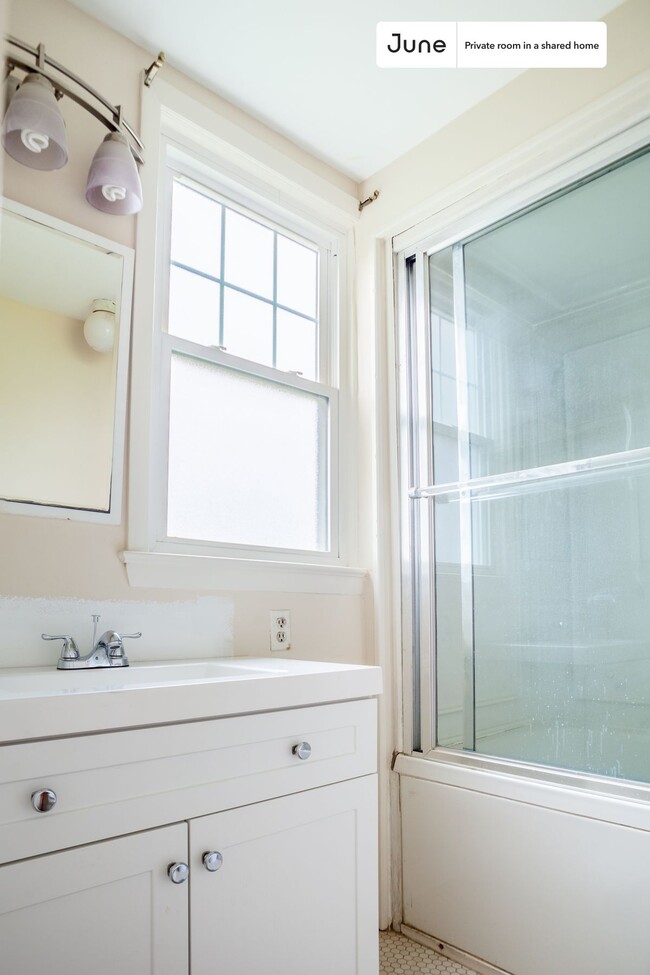 Building Photo - Private bedroom in 7 bed/4 bath Home