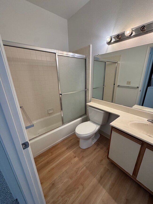 Building Photo - Single Level Lower Condo at Woodside Terrace